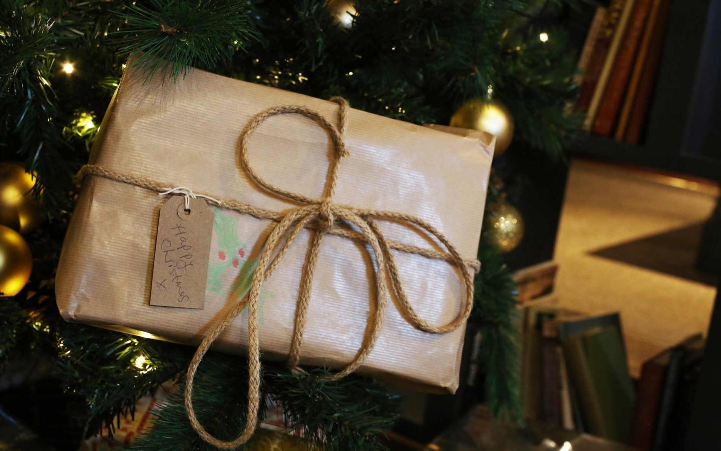 Pourquoi privilégier les cadeaux de seconde main à Noël - Pourquoi