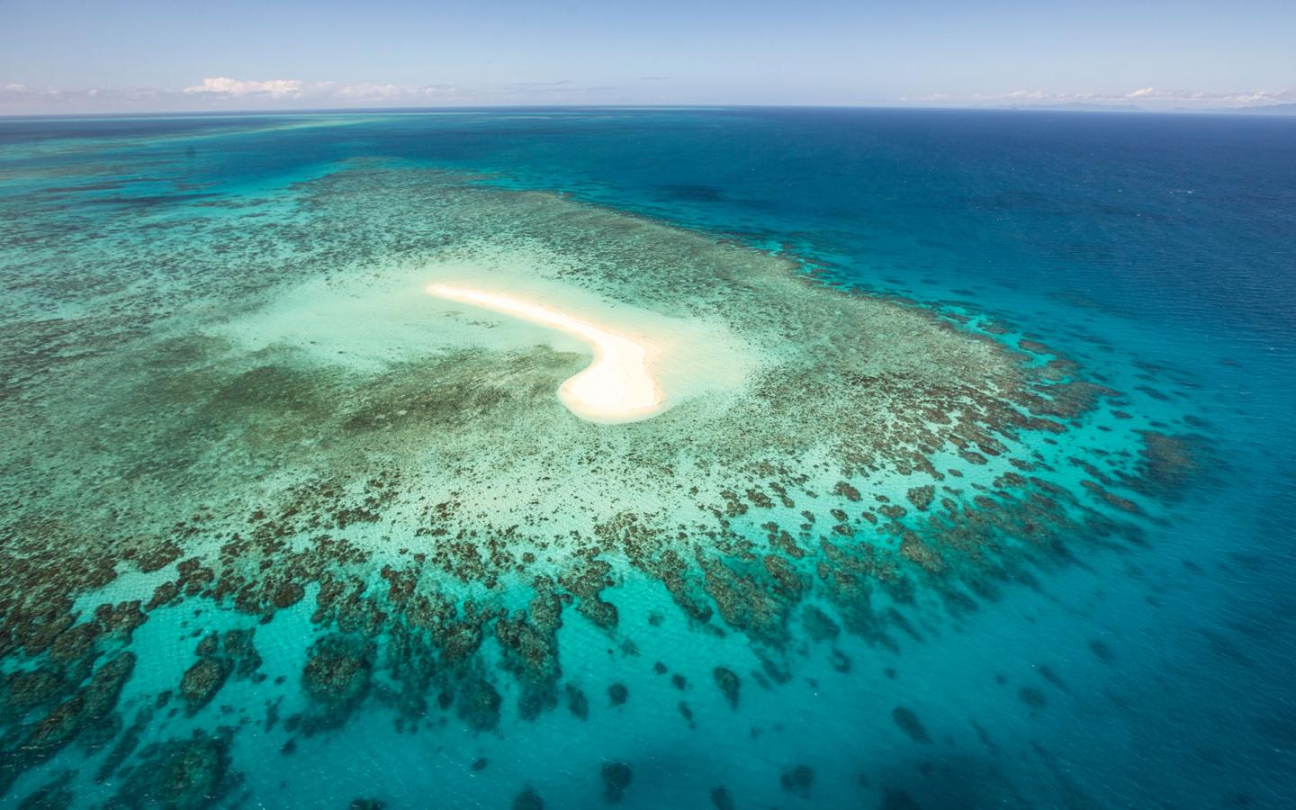 Vue du ciel : une petite île et un récif de la grande barrière de corail, Australie