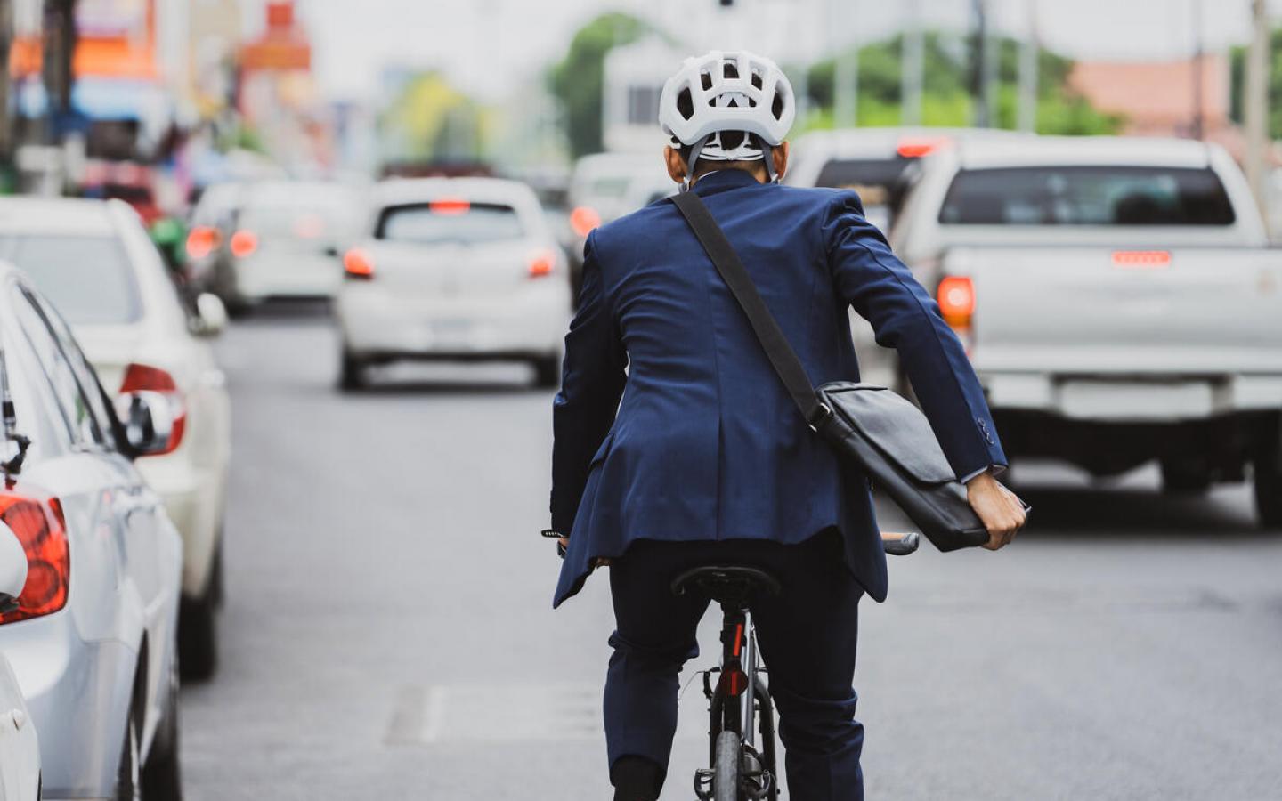 Personne qui se déplace en vélo en ville
