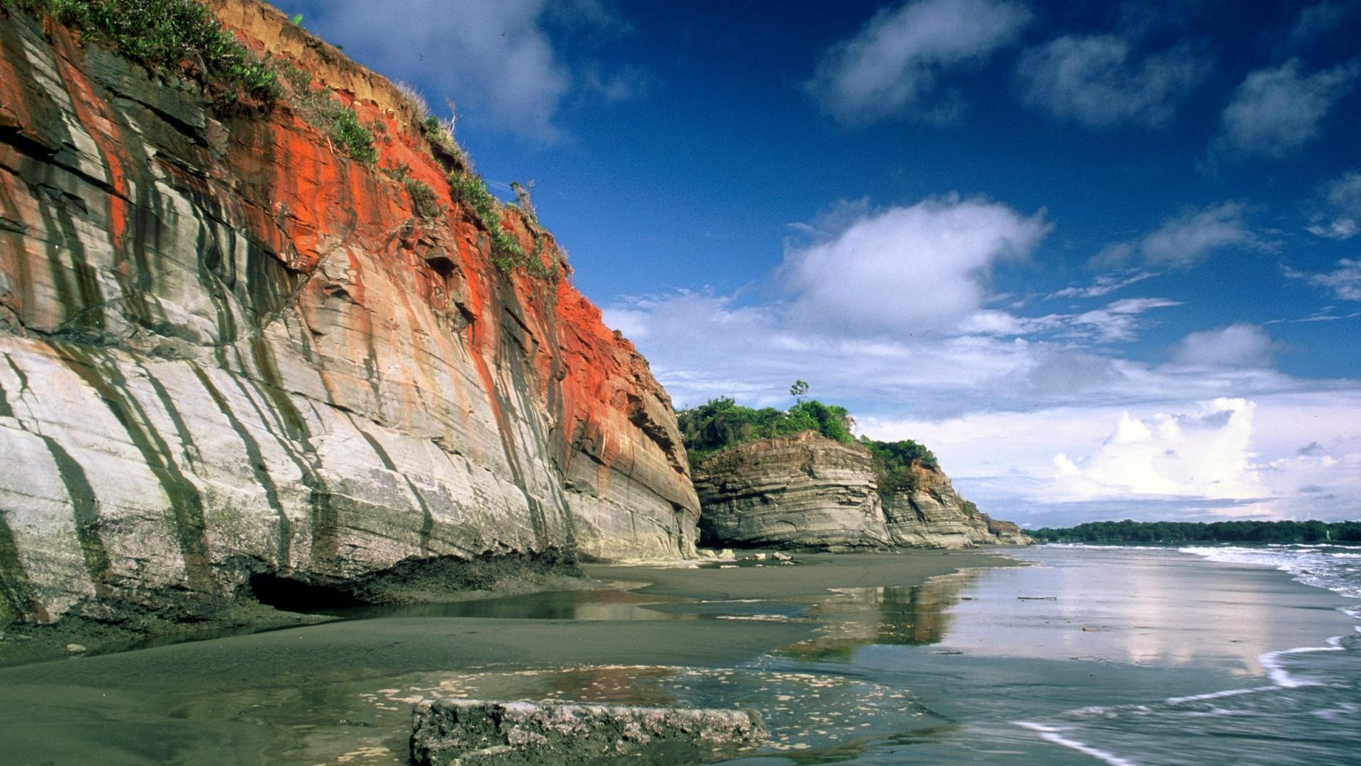 falaises sur les côtes de la baie de Málaga, dans l'écorégion de Chocó, Colombie