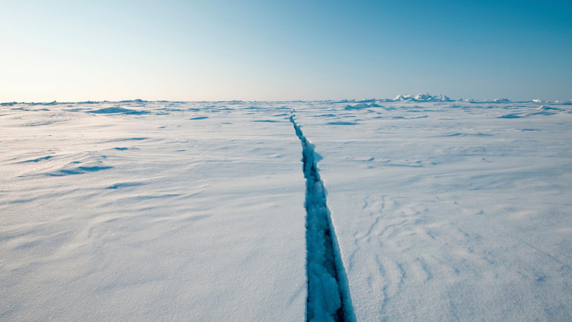 Fissure dans la glace, zone arctique