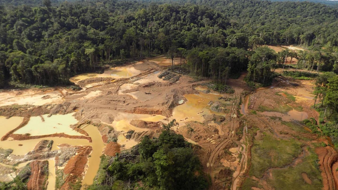 Vue aérienne en Guyane d'un site d'orpaillage illégal