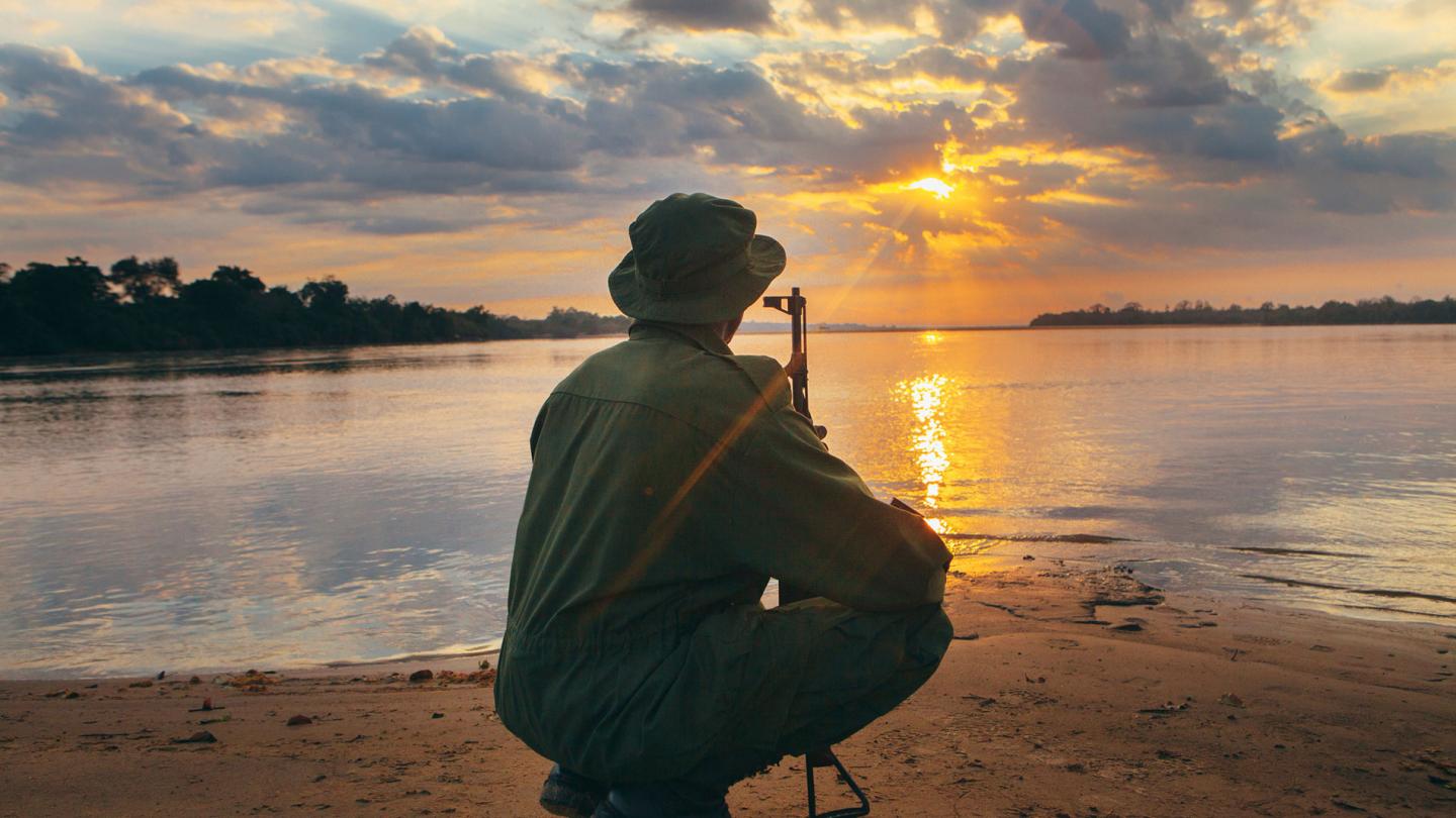 Eco-garde dans la réserve de gibier de Selous (Tanzanie)