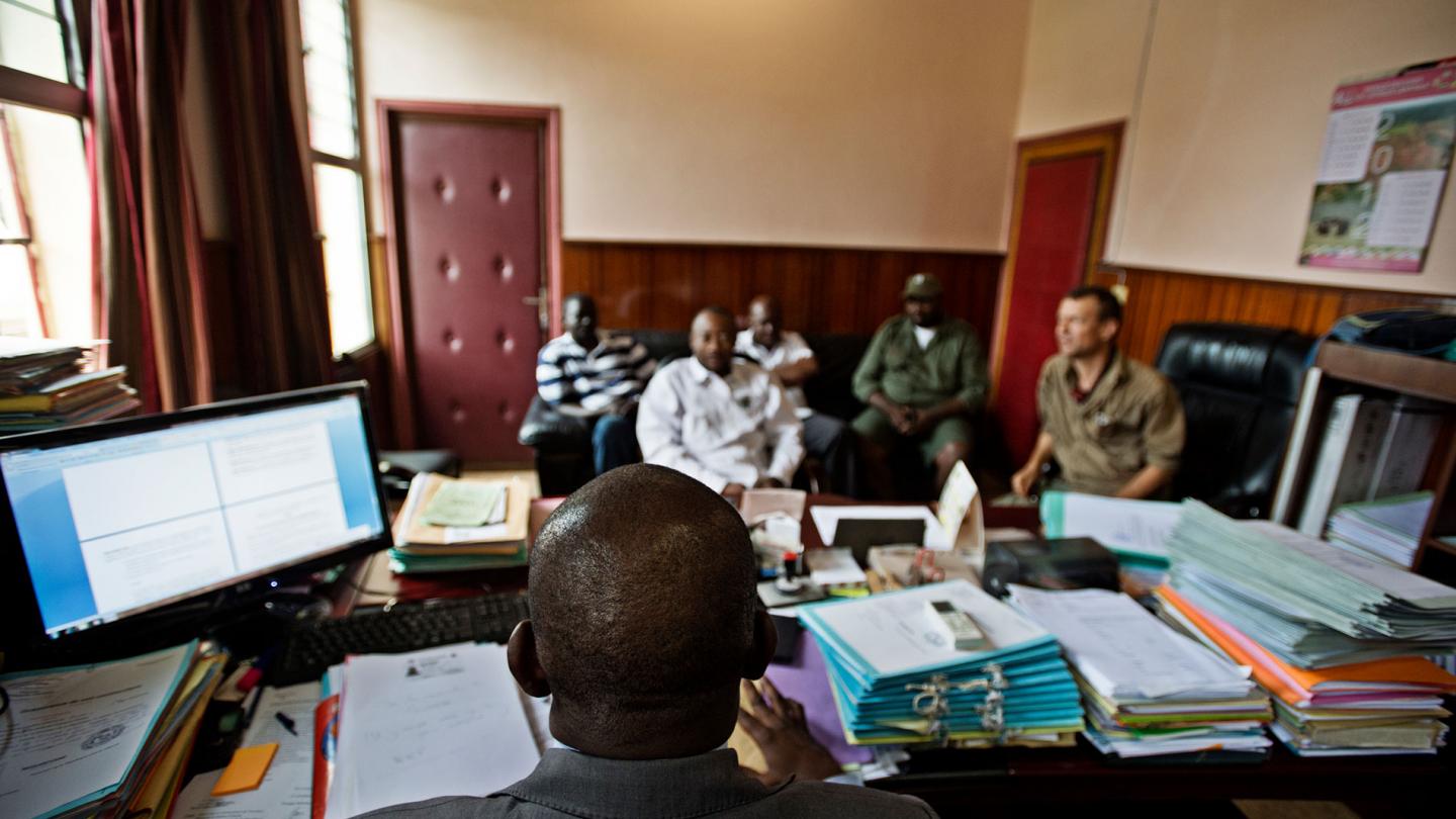 Le procureur du gouvernement parle à ANPN et au personnel du WWF de certains procès à venir dans lesquels il poursuivra des braconniers d'éléphants qui ont cherché à vendre des défenses d'éléphants sur le marché noirl d'ivoire, Oyem, Gabon