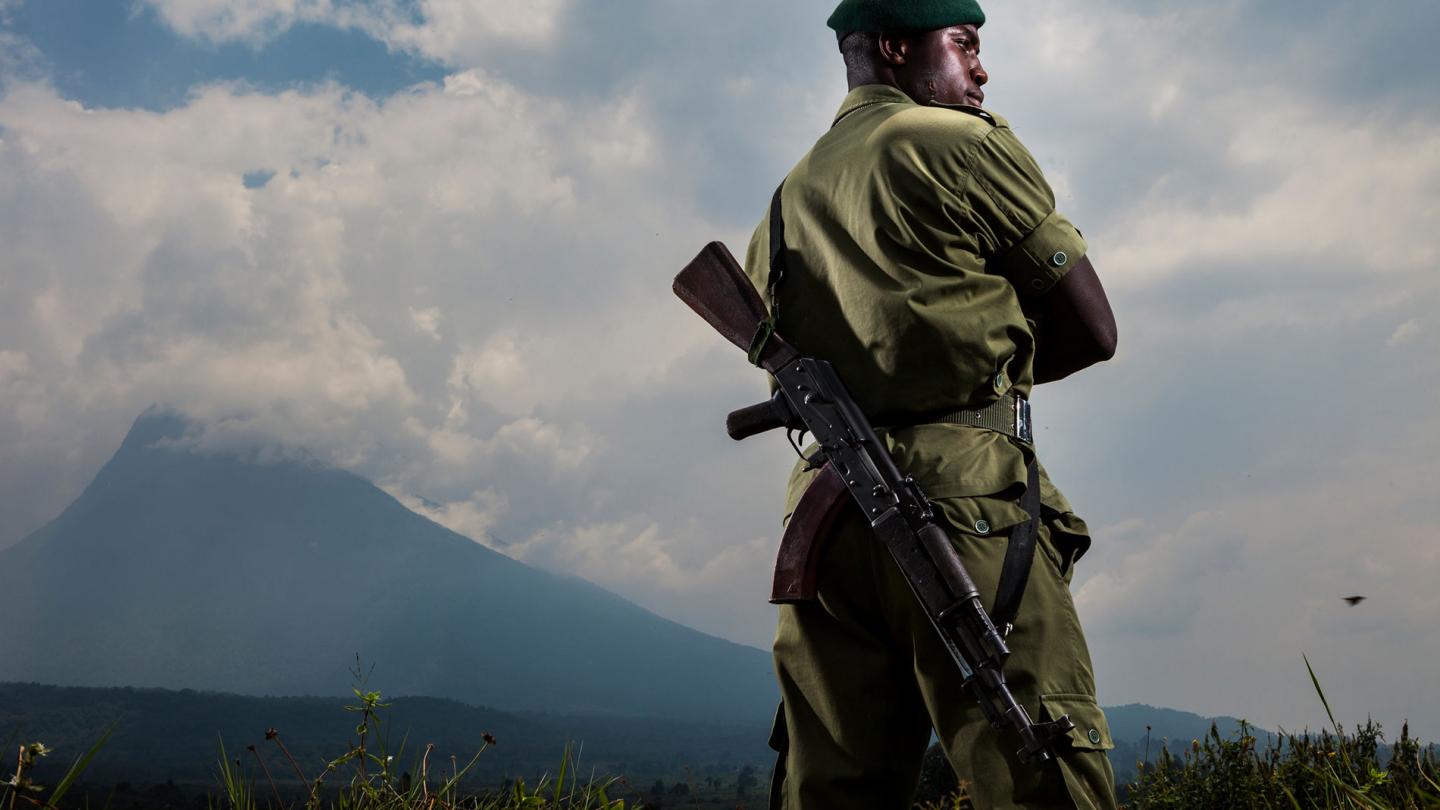 Emmanuel, un jeune gardien congolais de la conservation ICCN photographié dans le secteur Gorilla Bukima du parc national Virunga,