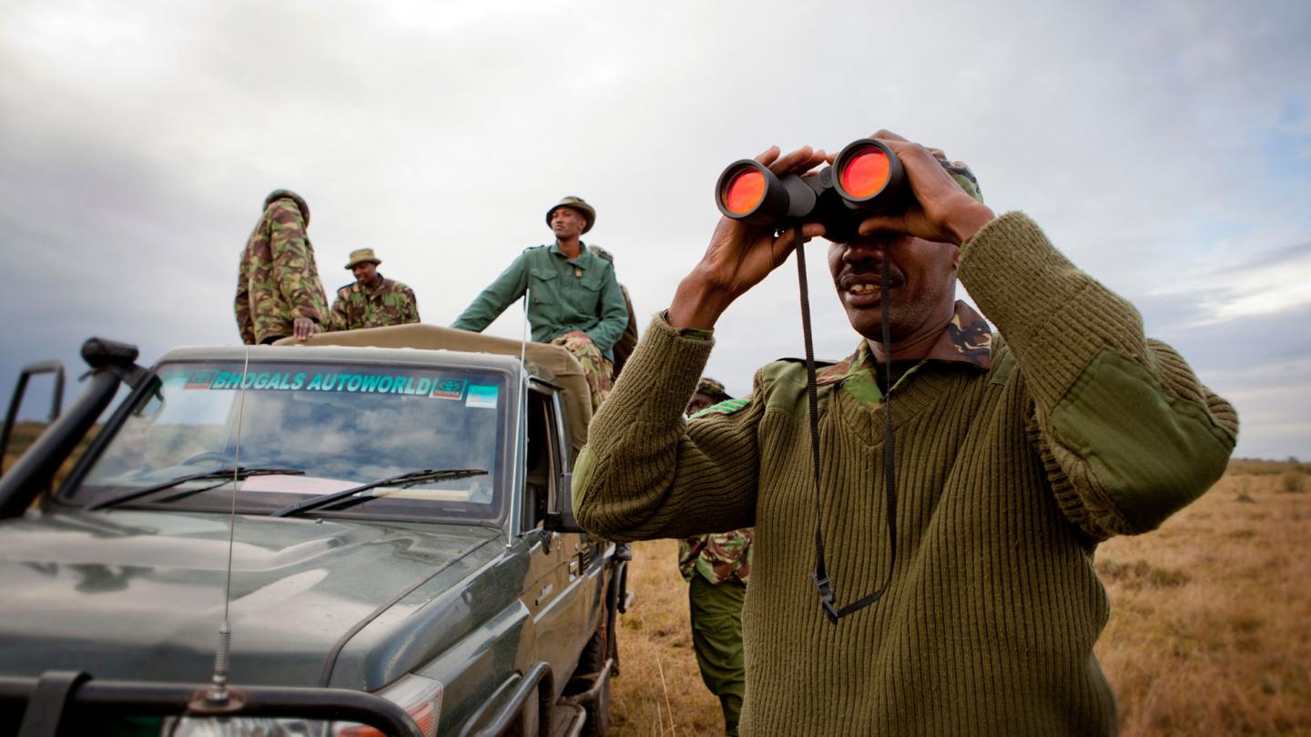 L'équipe anti-braconnage effectue une patrouille dans la Réserve nationale du Masai Mara, au Kenya. Cette activité permet d'identifier et de suivre les rhinocéros grâce aux puces posées par le Kenya Wild Life et financées par le WWF. 