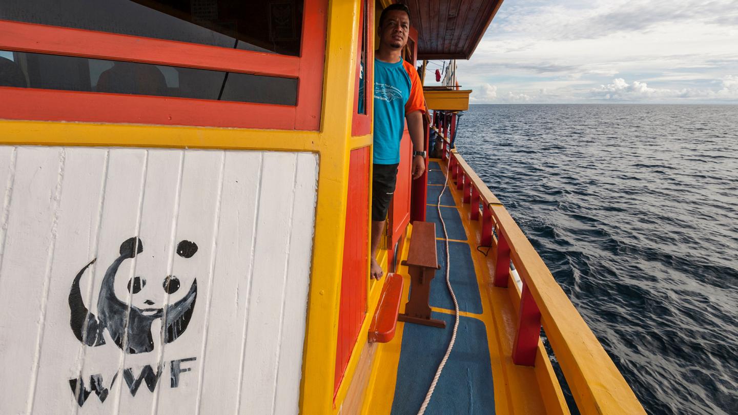 Bateau d'éducation du WWF Indonesie avec Beny Ahadian Noor, chef de projet du projet Cenderawasih Bay, WWF Indonésie