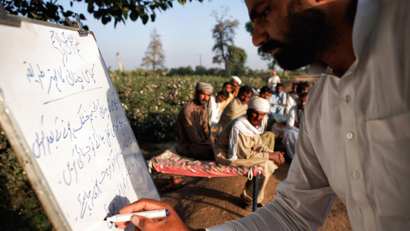 Un bénévole du WWF Pakistan en train de donner des conseils à la population locale