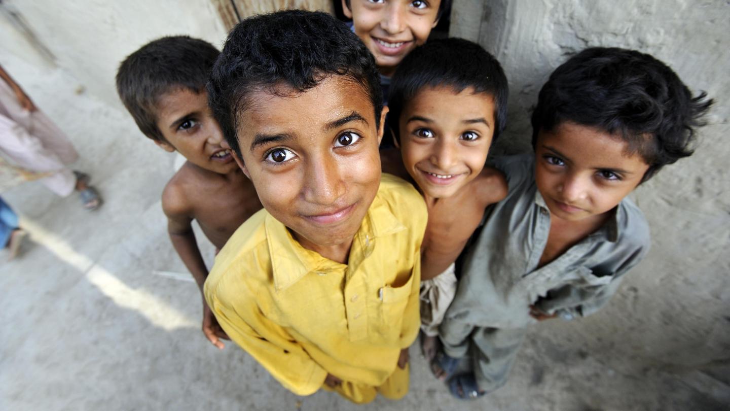 Des enfants du village de Moza Sabgogat (Pakistan)