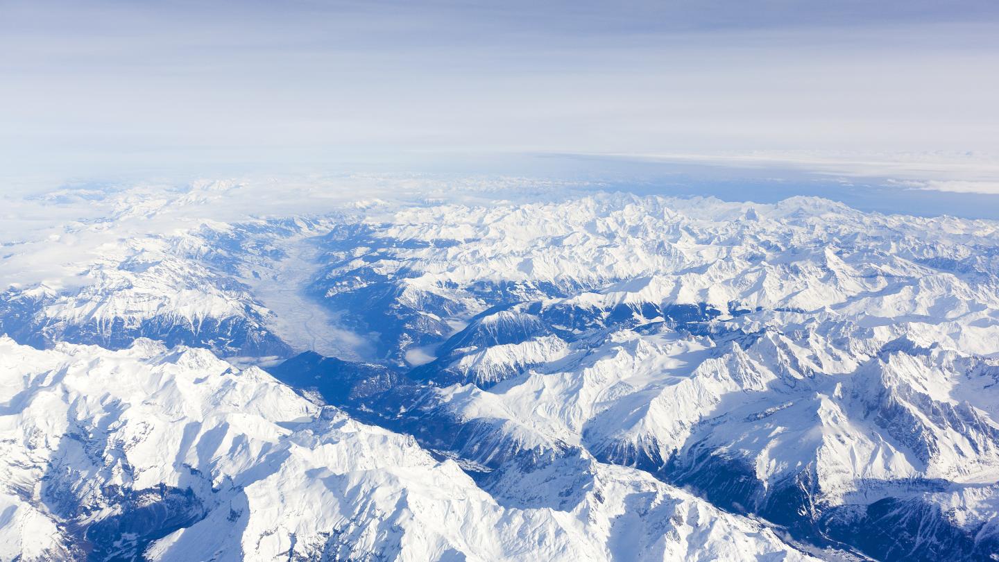 Vue aérienne de la chaîne des Alpes en Haute-Savoie (France)