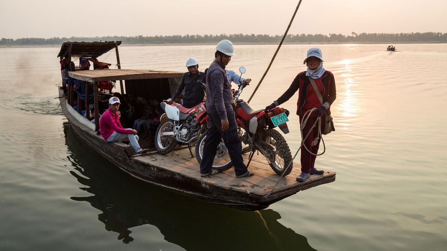 Petit ferry qui traverse le Mékong à Kratie, Cambodge