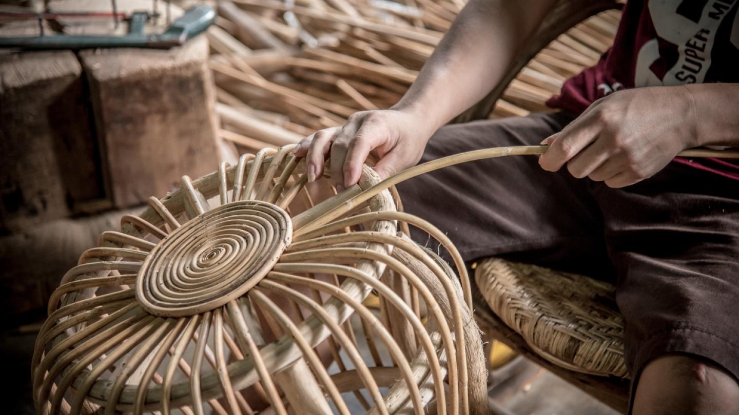 Création de fournitures en rotin au sein de l'entreprise Danlao Company à Vientiane, Laos.