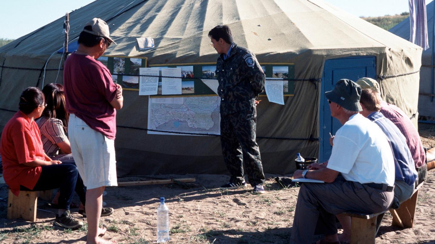 Briefing des équipes du WWF par le directeur de la réserve naturelle de l'Ubsunurskaya Kotlovina, Sibérie (Russie)