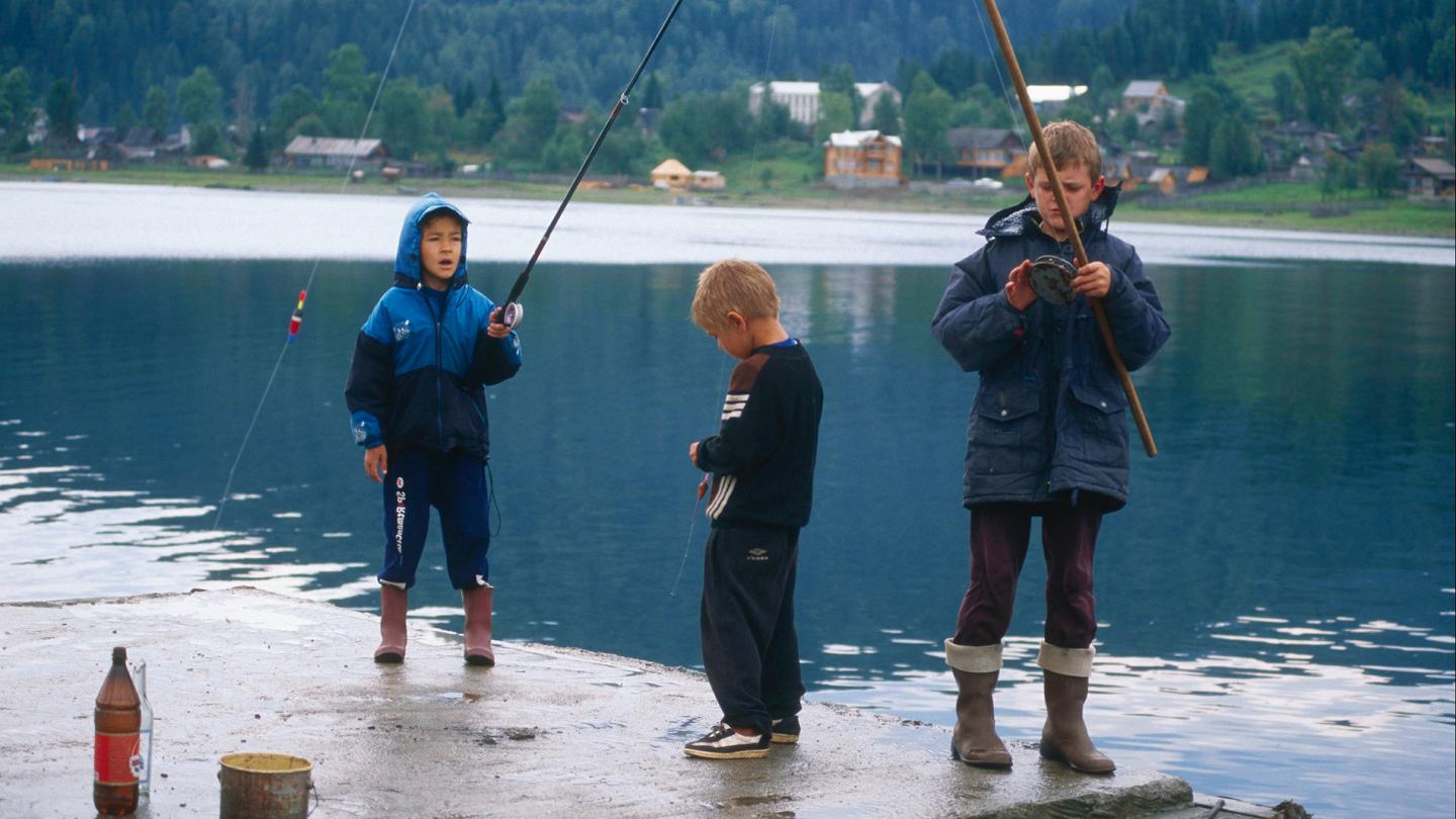 Jeunes pêcheurs sur les rives du lac Teletskoye, Réserve naturelle de l'Altaiski (Russie)