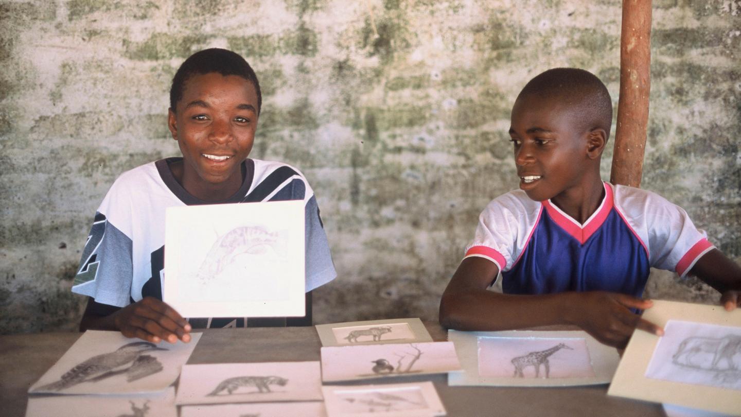 Enfants dessinant dans le cadre du projet d'éducation des populations locales du WWF Finlande (Malawi)