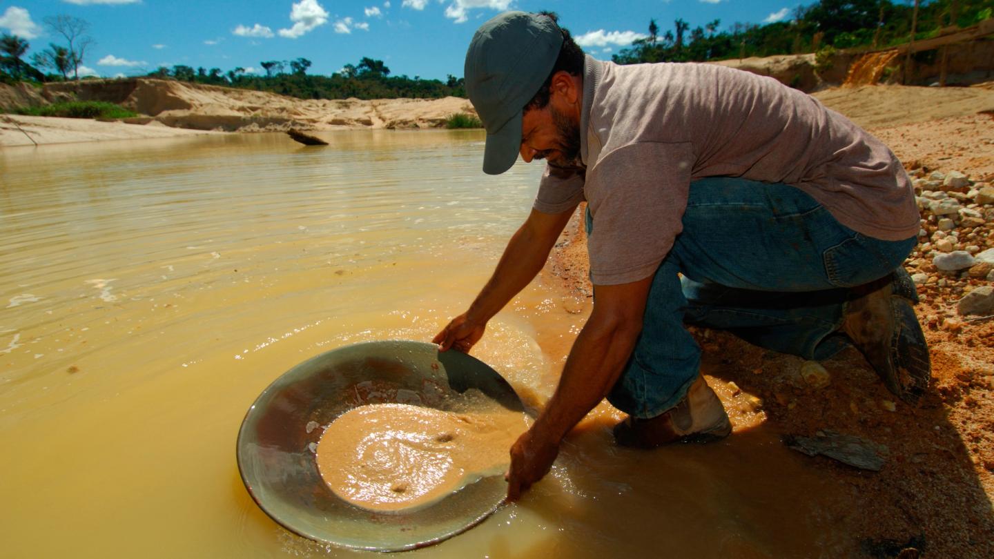 Chercheur d'or dans la forêt amazonienne