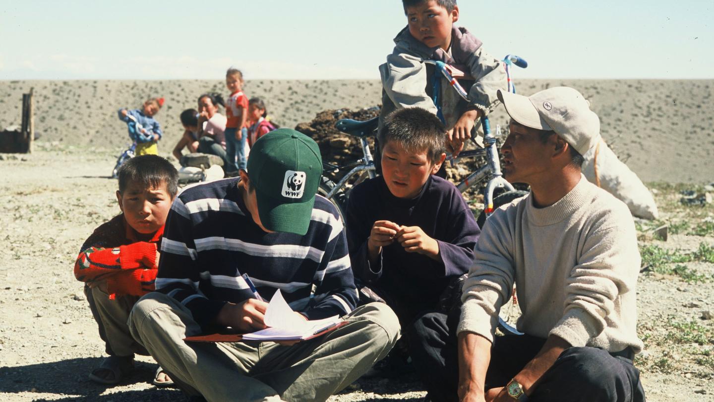 Chercheur du WWF rassemblant des informations provenant d'une famille d'éleveurs de bétails (Mongolie)