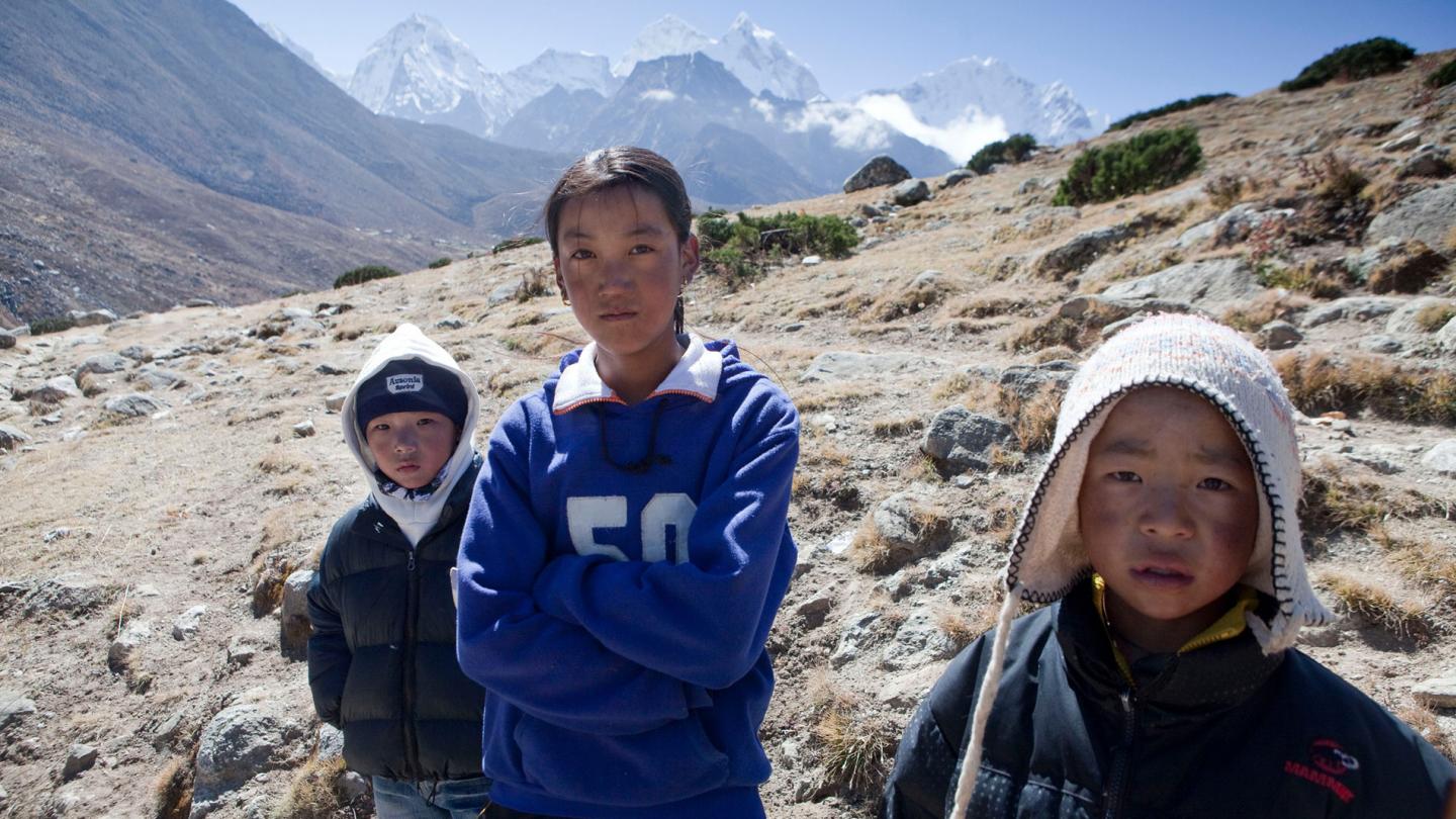 Jeunes garçons et filles sur le sentier entre Pangboche et Dengboche dans la région de l'Everest de l'Himalaya au Népal
