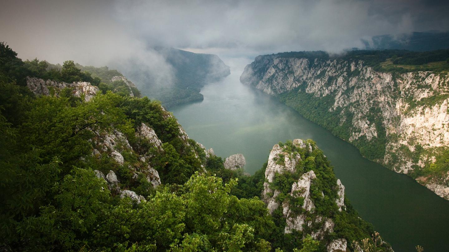 Danube dans le gorge des Portes de fer, frontière entre la Serbie et la Roumanie 