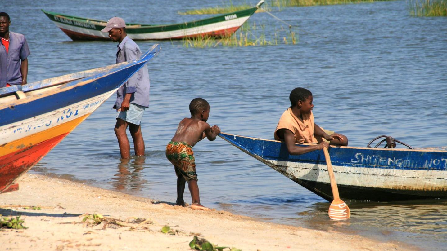 Enfants jouant dans un bateau sur le lac Victoria (Tanzanie)