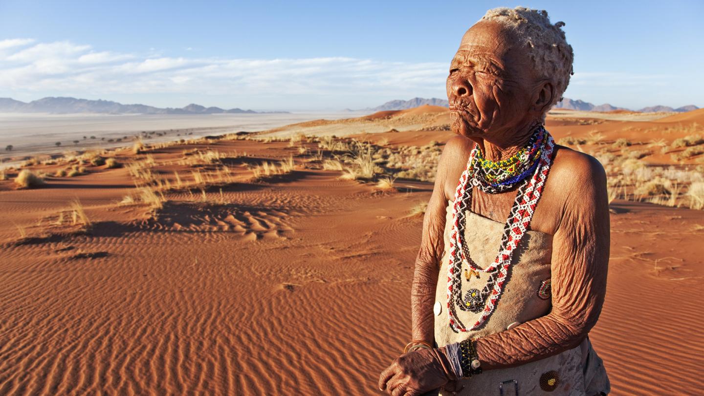 Femme Bushman (ou Bochiman) dans le désert de Namibie. Les Bushmen sont les plus anciens habitants de l’Afrique australe où ils vivent depuis au moins 20 000 ans.