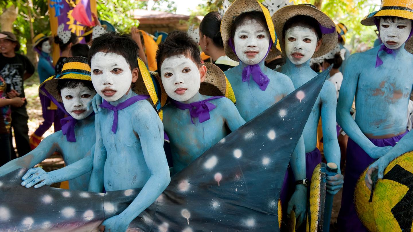 Festival de Butanding :  des garçons et des filles se sont peint le visage et le corps de points pour se déguiser en requin-baleine. Donsol, Sorsogon, Bicol, Philippines