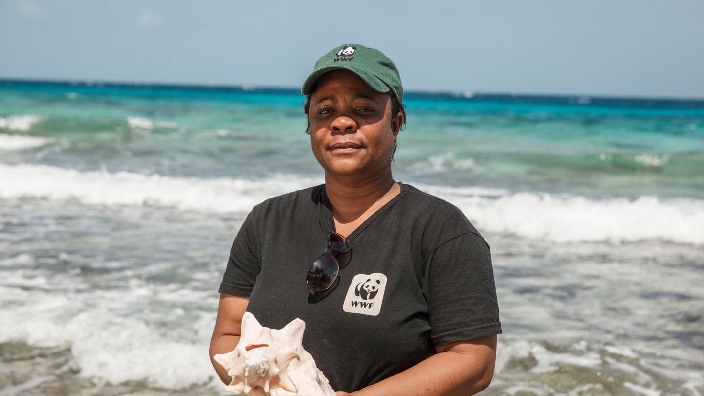 Nadia Bood, scientifique marine pour le WWF Bélize, tient dans ses mains un corail près des côtes du Parc national du Laughing Bird Caye, Bélize
