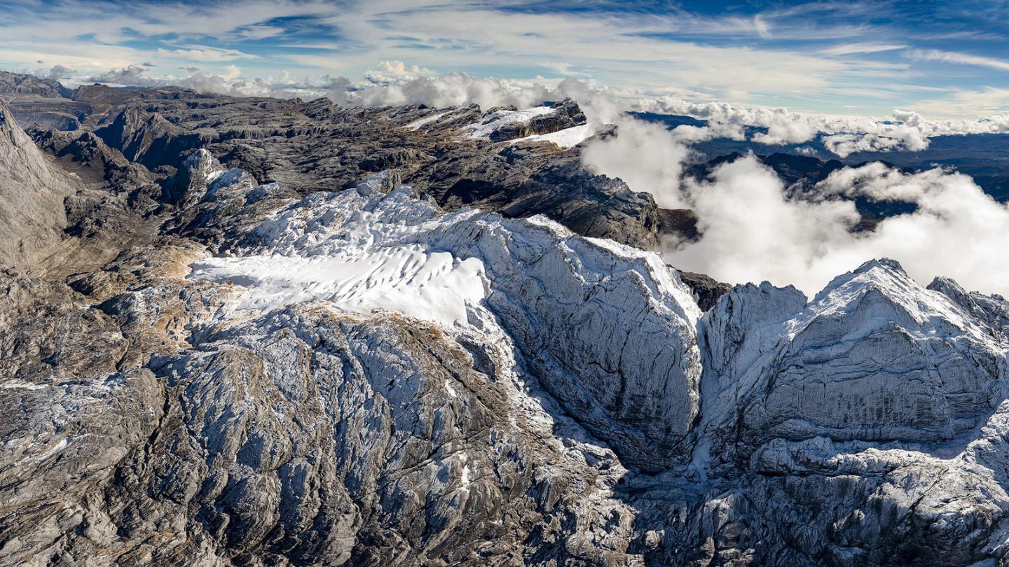 Puncak Jaya, ou pyramide Carstensz, c’est le point culminant du sud-ouest du Pacifique.