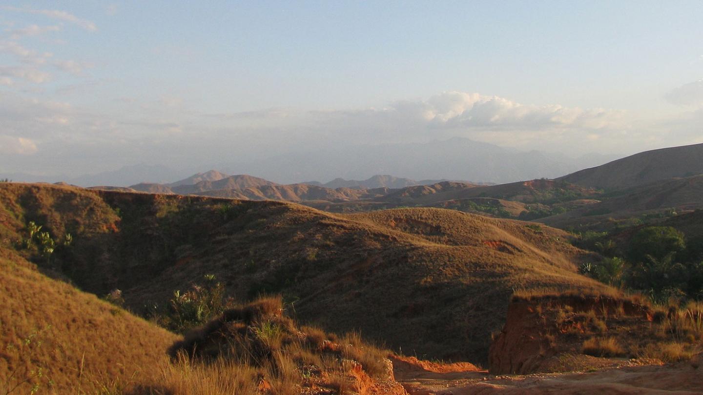 Vue du Mont Maromokotro depuis le mont Marivoharona  à Madagascar