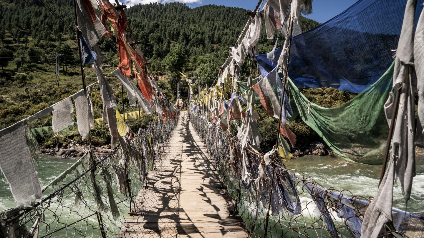 Pont suspendu au dessus d'une rivière dans la vallée de Bumthang, au Bhoutan.