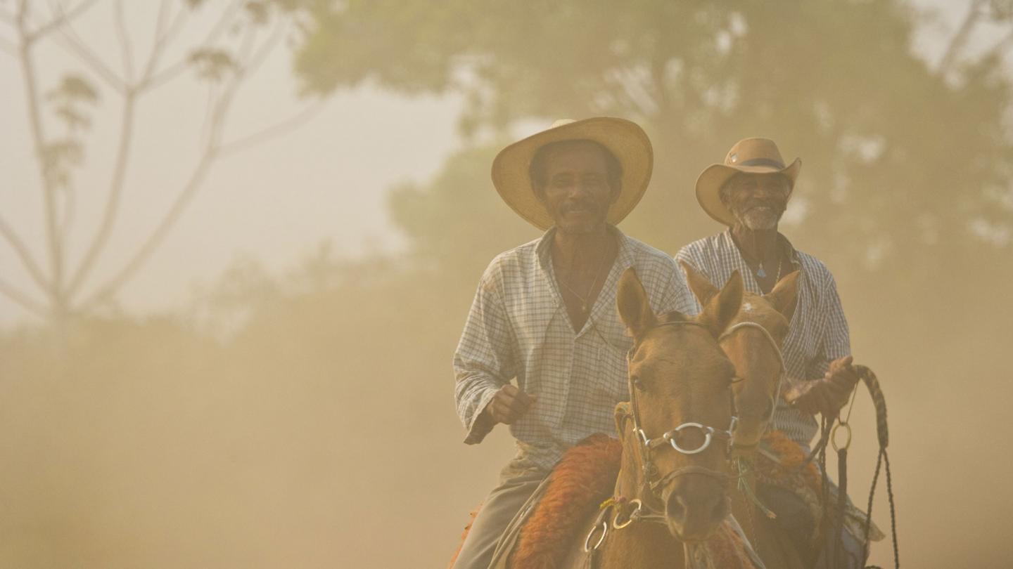 2 pantaneiros à cheval au Pantanal dans la poussière, Brésil