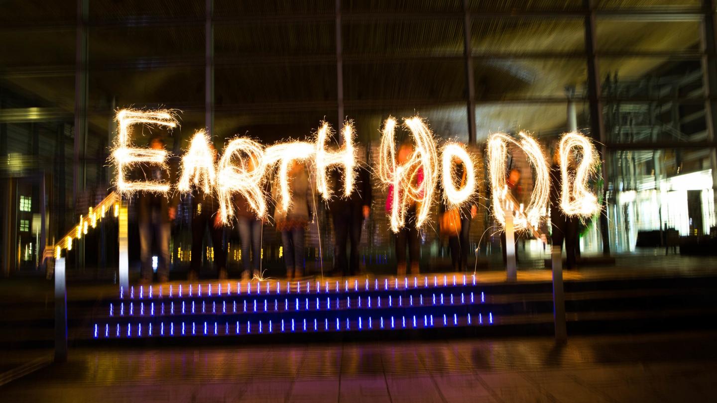 Earth Hour en light painting, Pays de Galles 2017