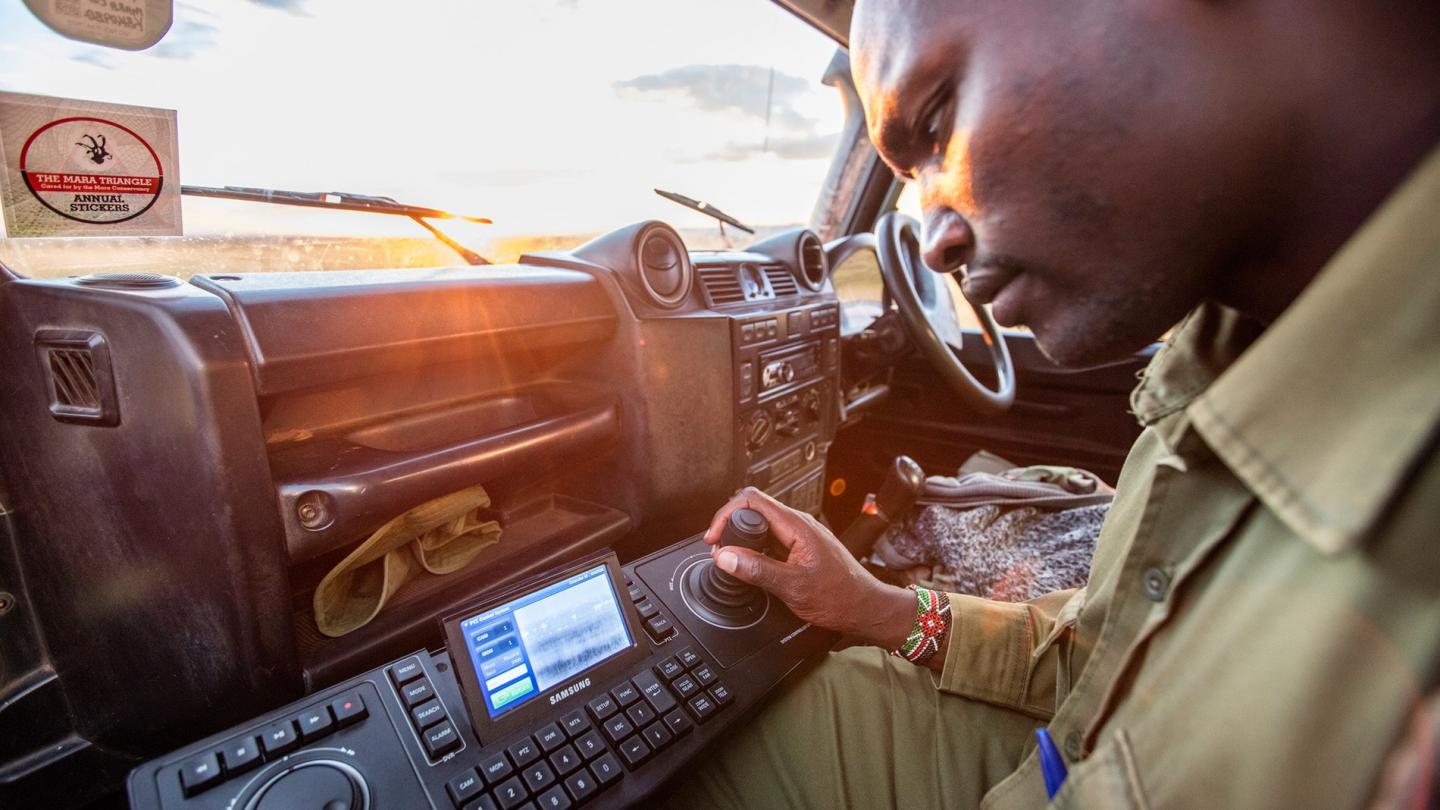 Ranger d'une unité anti-braconnage testant le système de caméra thermique FLIR tout juste installée (Kenya)