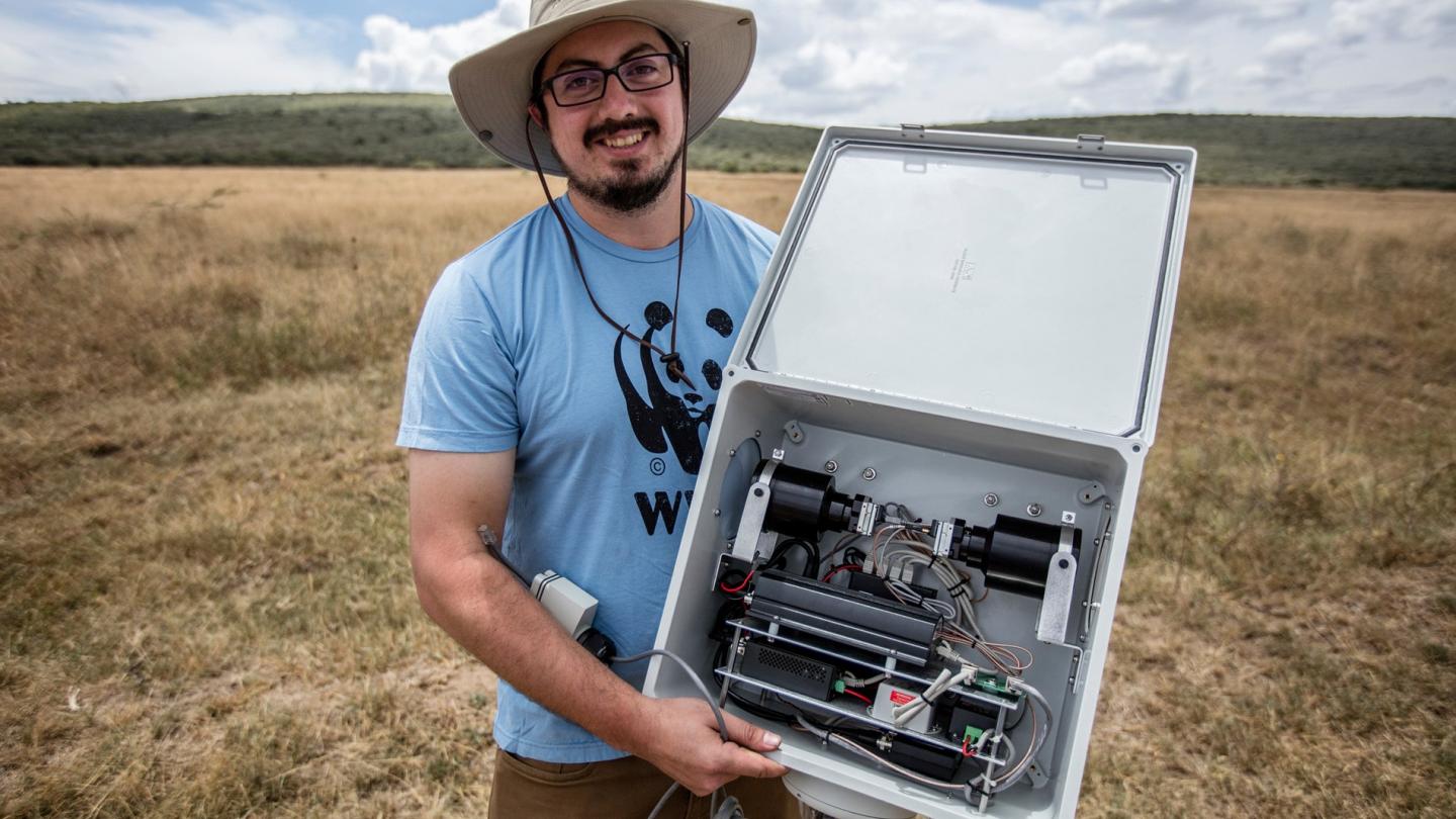 Eric Becker, ingénieur du WWF installant une caméra thermique FLIR