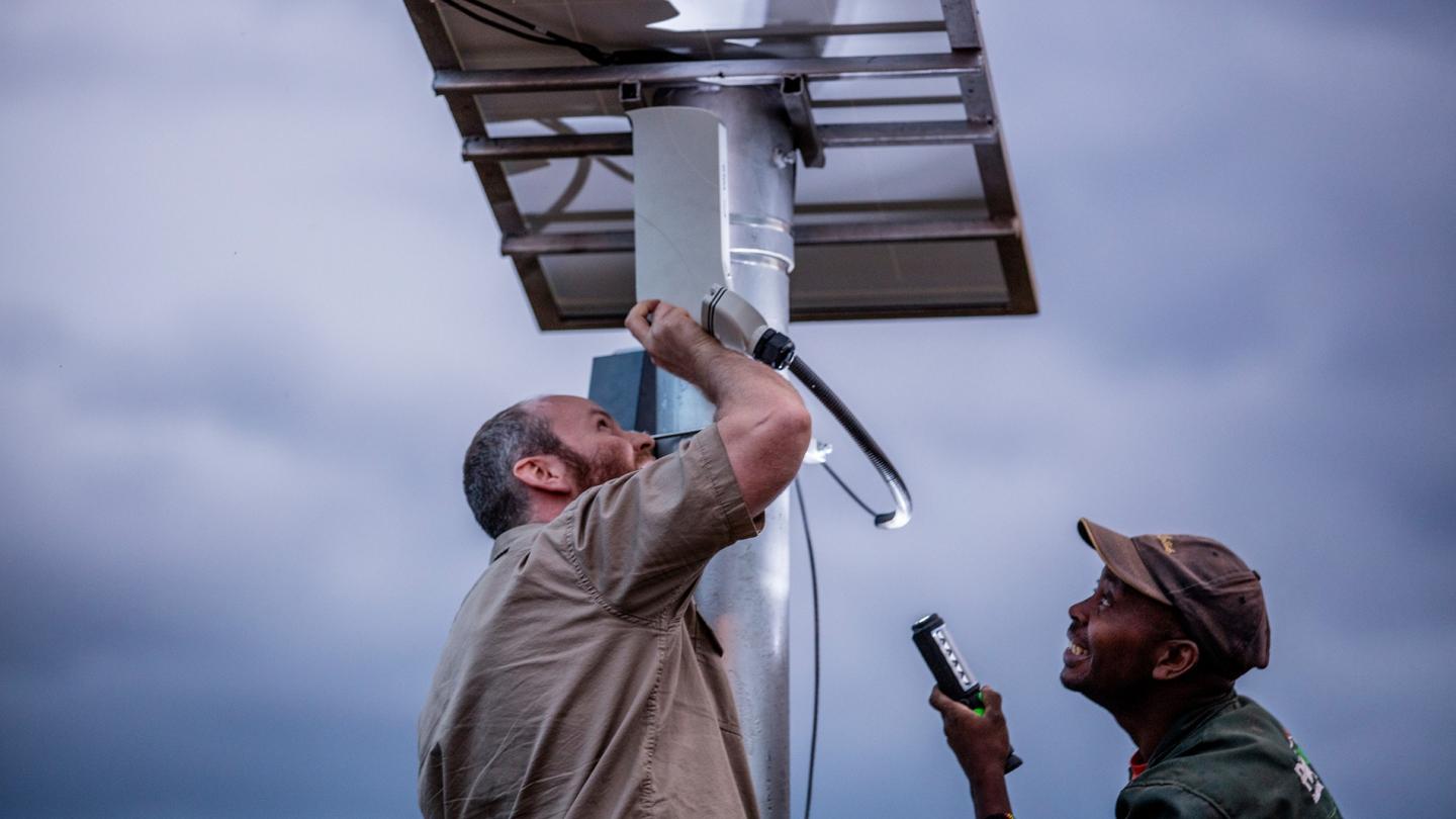 Installation de panneaux solaires sur une caméra thermique FLIR pour lutter contre le braconnage des éléphants (Kenya)