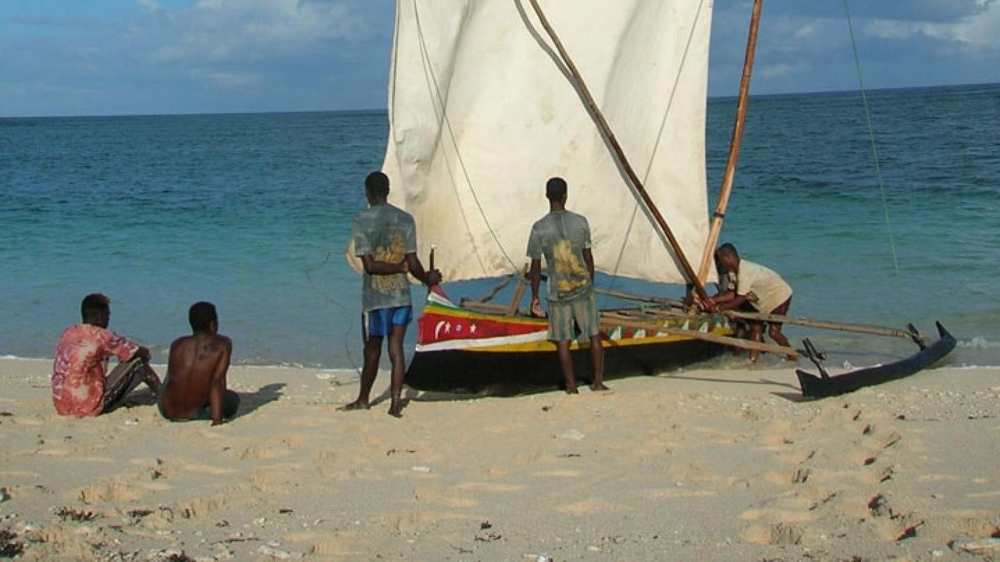 Un groupe de 5 pêcheurs se préparent à aller en mer (Madagascar)