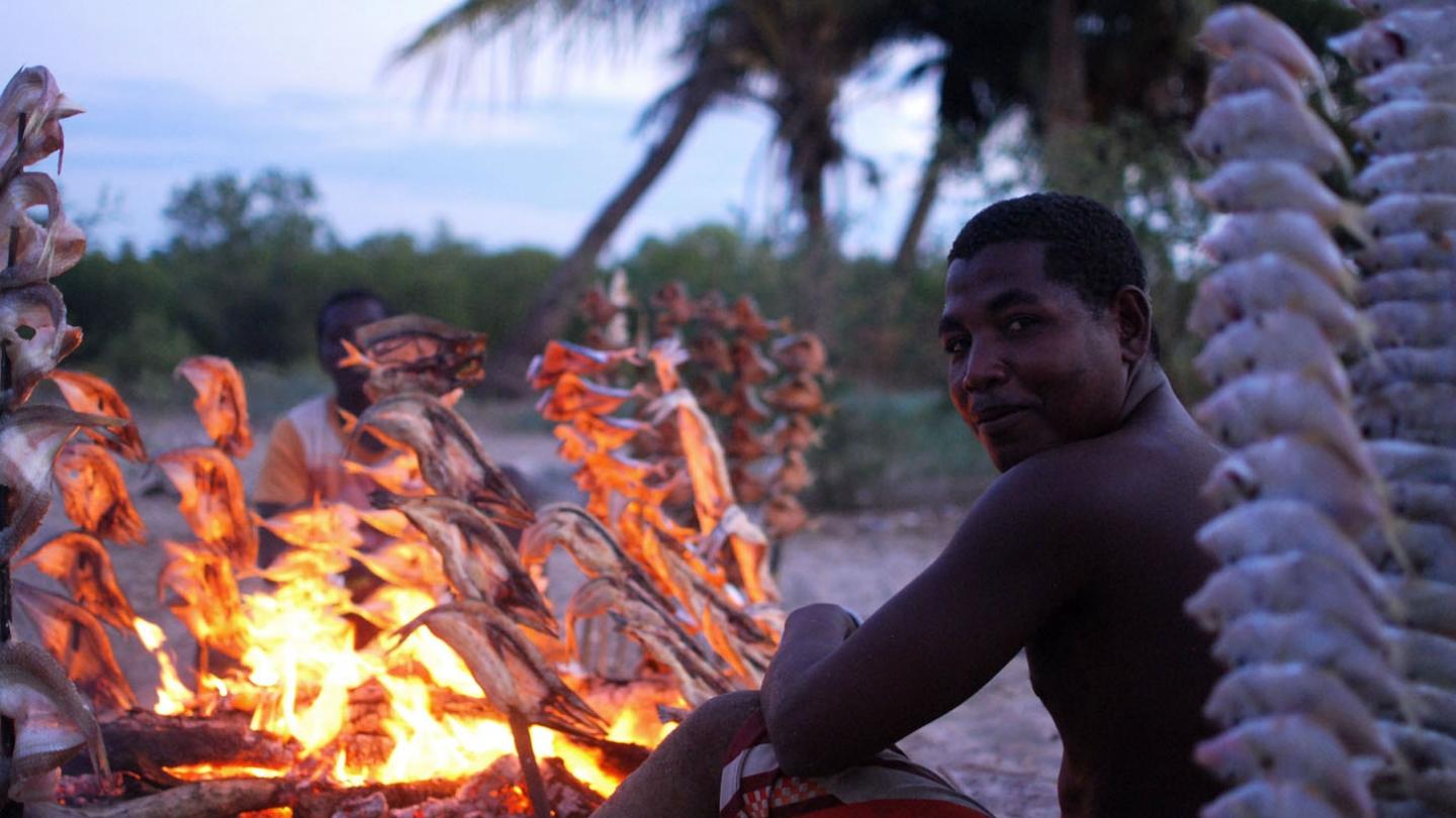 Après l'effort de la pêche, le réconfort devant un bon feu pour la préparation du poisson (Madagascar) 