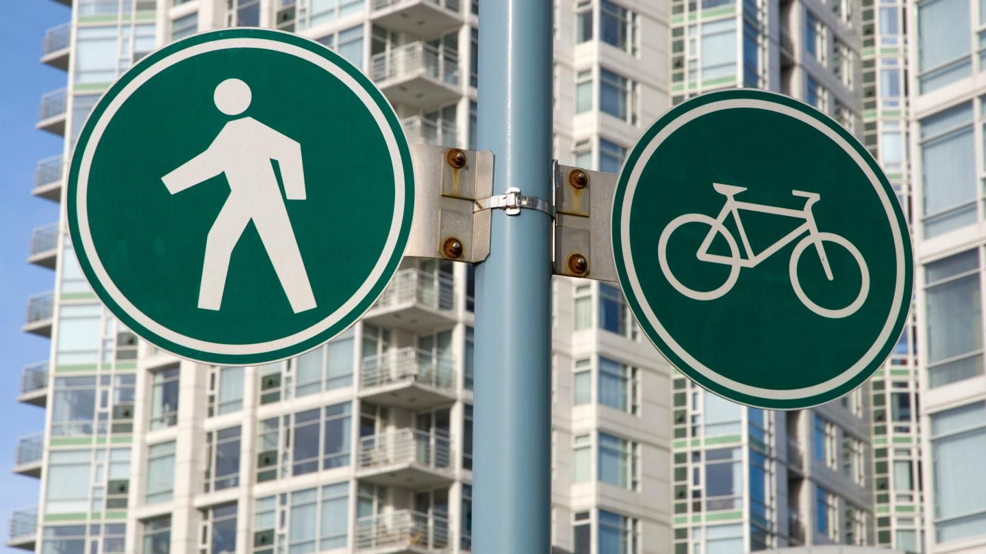 Panneaux de signalisation piétons et vélos