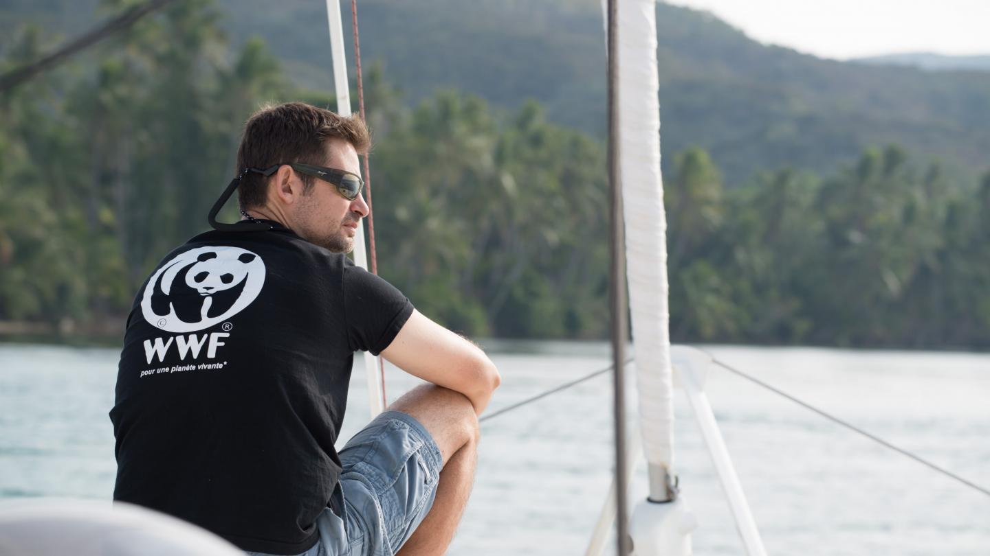 Marc Oremus, coordinateur WWF France du programme marin en Nouvelle-Calédonie, en mission sur un bateau
