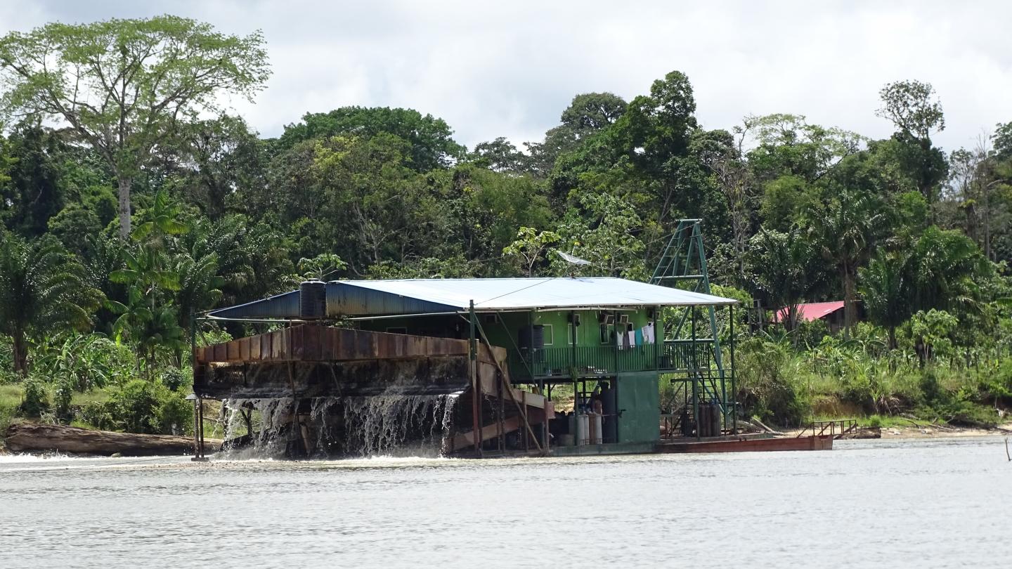 Barge d'orpaillage illégal sur un fleuve en Amazonie (Guyane, France)