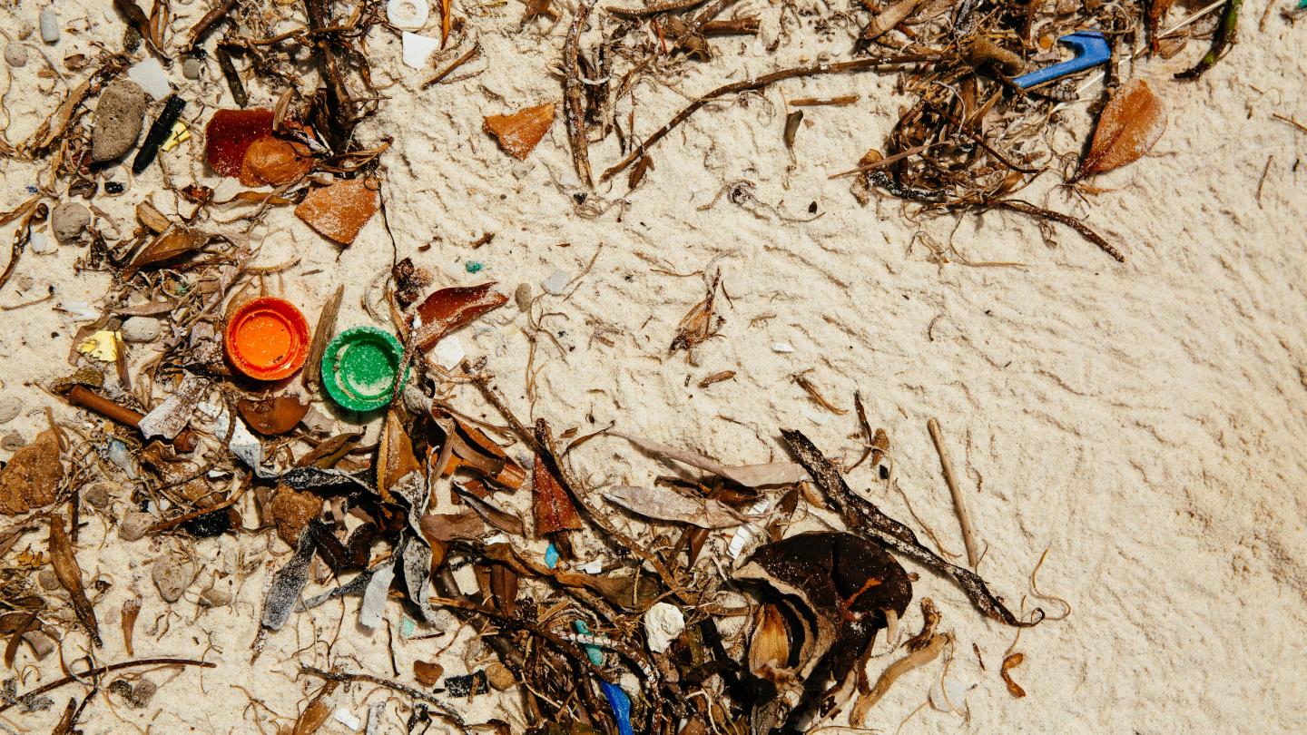 Des déchets de plastique échoués sur la plage de Watamu (Kenya)
