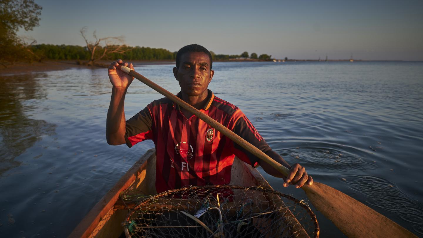 Pêcheur de crabes près du village de Beanjavilo (Madagascar)