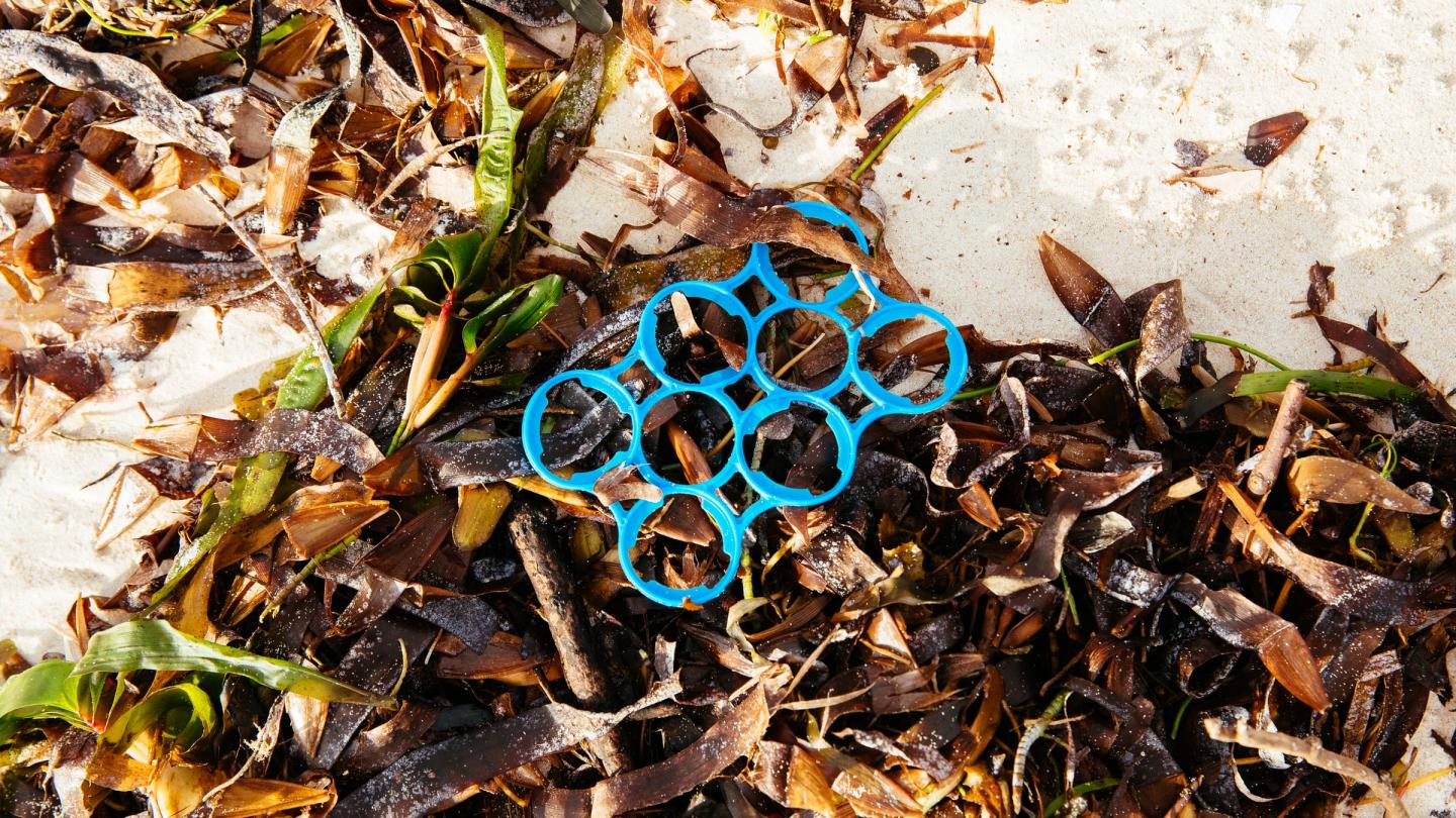 Un objet en plastique retrouvé sur une plage à Watamu (Kenya)