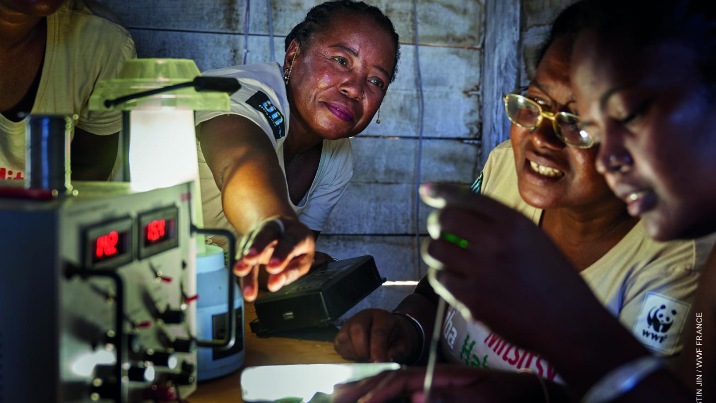 Les grands-mères "solaires" travaillent à l'installation de batteries, de régulateurs et lampes LED