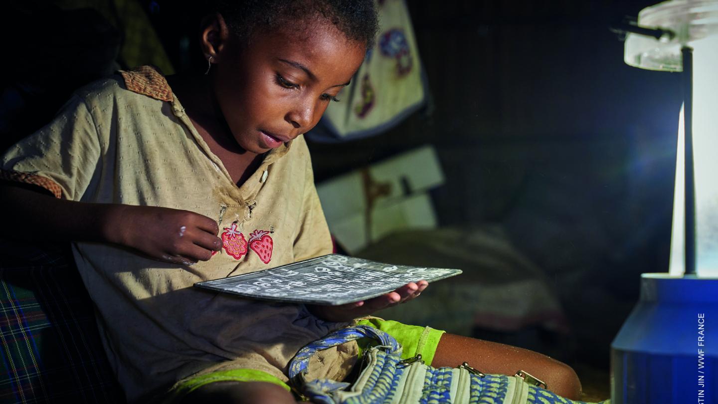 Un enfant peut lire la nuit grâce aux grands-mères ingénieures "solaires" (Madagascar)