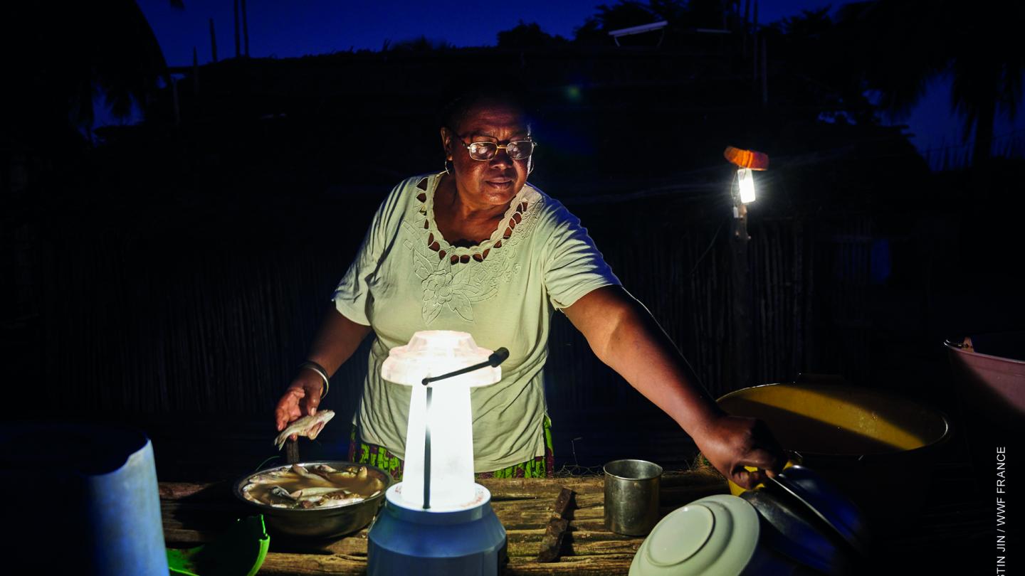 Yolande une des grands-mères solaire aide son mari dans ses activités de pêche (Madagascar)