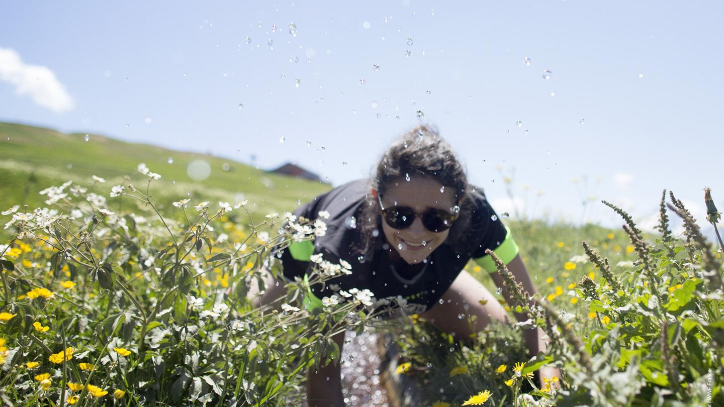 Pandathlète près d'un ruisseau à l'Alpe d'Huez (France)