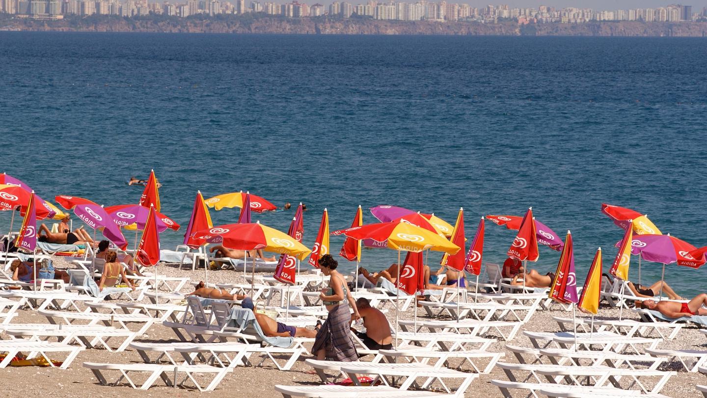 Une plage touristique en face d'Antalya, Turquie.