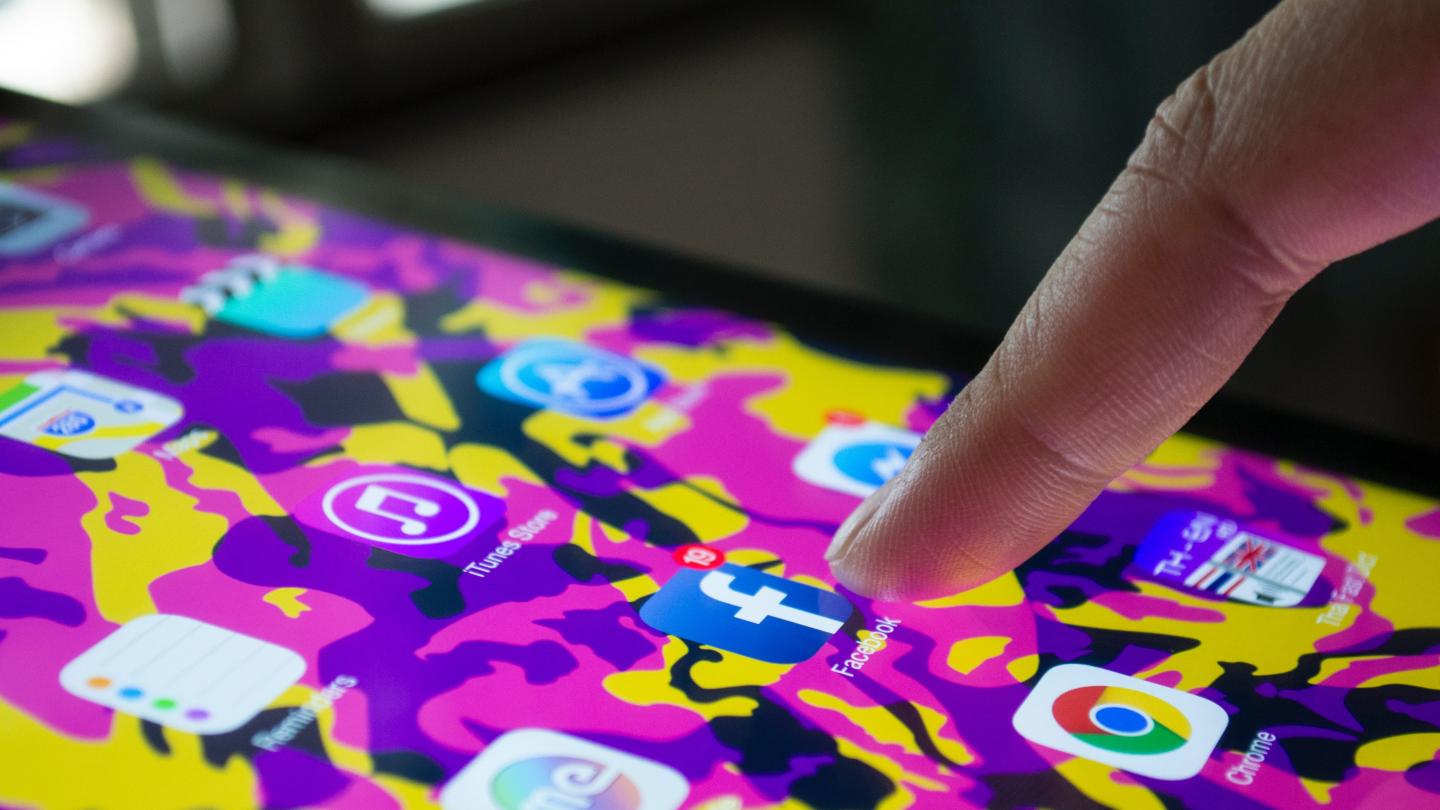 Un mobinaute utilise son smartphone