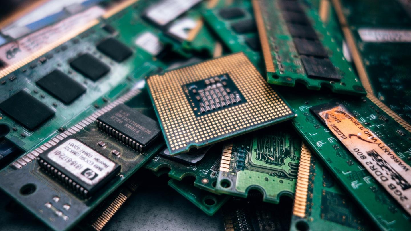 Un tas de cartes mémoire d'ordinateur